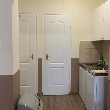 Center Panzio Apartment Вечеш Екстериор снимка