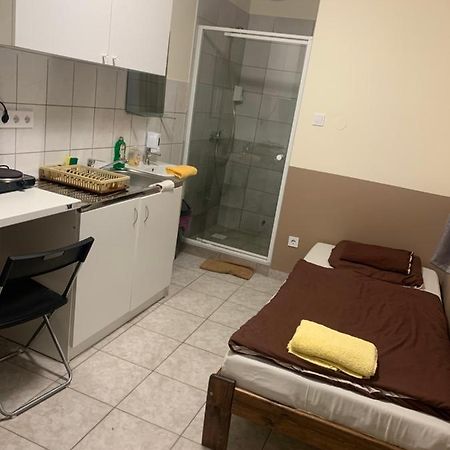 Center Panzio Apartment Вечеш Екстериор снимка