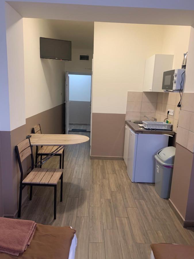 Center Panzio Apartment Вечеш Екстериор снимка