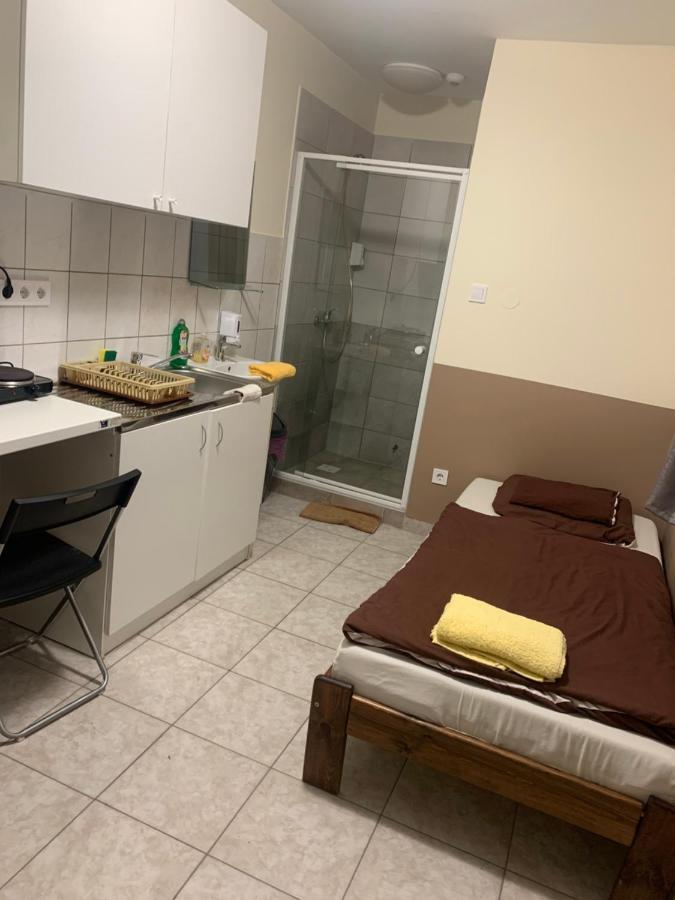 Center Panzio Apartment Вечеш Екстериор снимка